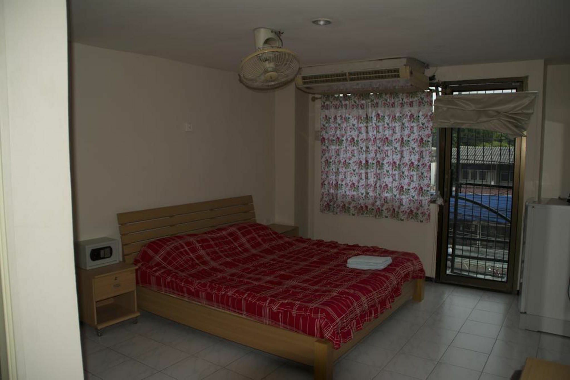 Hotel Ryan'S Bar Pattaya Esterno foto